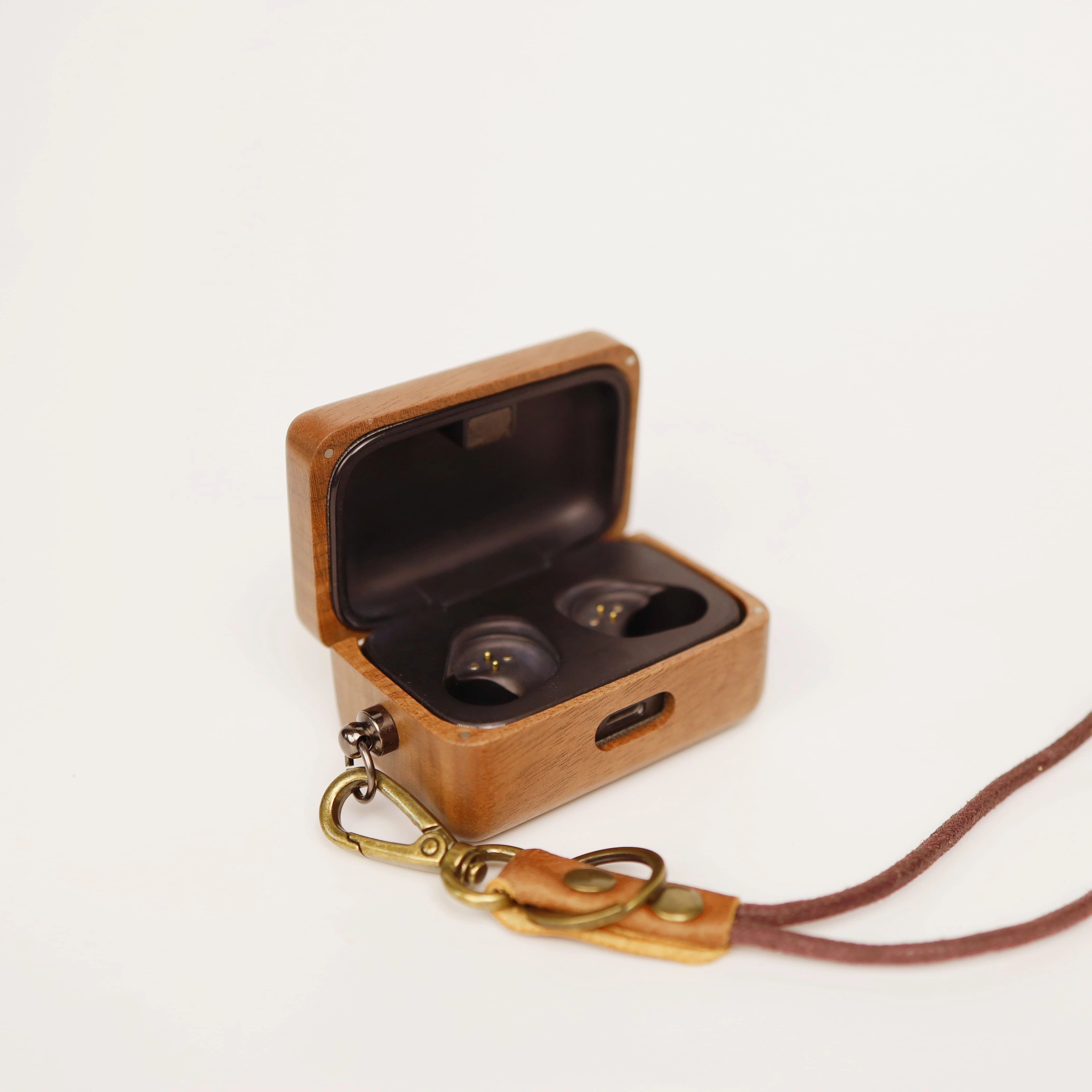 Custodia in legno massello di  - Sennheiser Headphone Momentum 4 recensione e prezzo